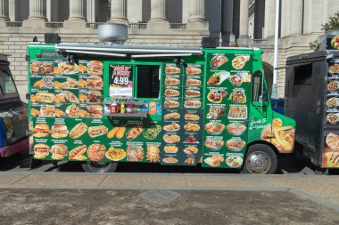 Washington, DC 'de Perselvania Bulvarı' na park etmiş bir yemek kamyonunun yan görüntüsü..