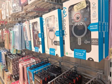 Süpermarket raflarındaki telefonlar için koruyucu kapaklar, çantalar ve çeşitli aksesuarlar.