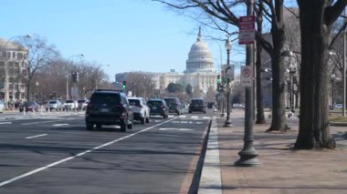 Washington, D.C. Road ve arabalardaki ABD Kongre Binası ve mimari manzarası. Bulanık trafik.