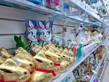 Paskalya tavşanları, yumurtalar ve diğer tatlılar süpermarket raflarında Paskalya indirimi sırasında..