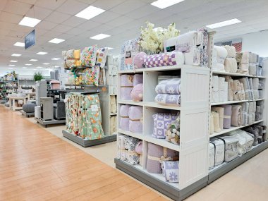 Yastıklı battaniye ve battaniyeler bir ev eşyaları deposunda sergileniyor..