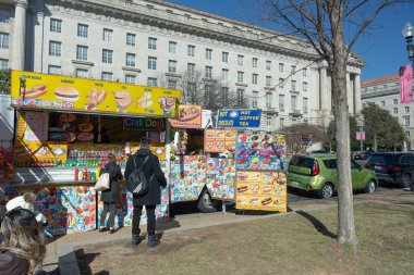 Müşteriler Washington DC 'de sokak yemekçisinin önünde duruyor..