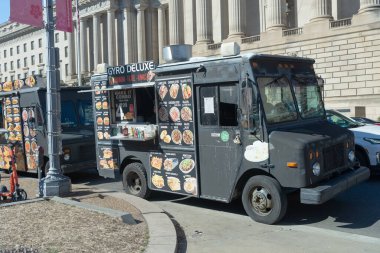 Washington, DC şehir merkezinde yol kenarındaki sokak yemekleri kamyonu..