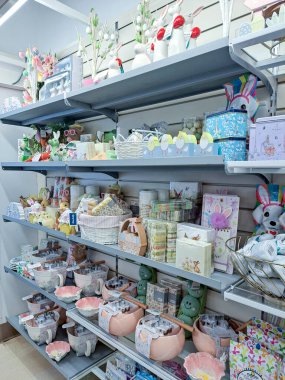 Paskalya için rafları eşyalarla doldurun. Çikolatalı Paskalya tavşanları, yumurtalar ve diğer tatlılar