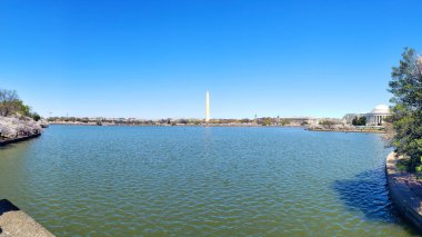 Kiraz Çiçekleri ve Washington Anıtı. İnsanlar Washington DC 'deki gelgit havzasında pedal çeviriyor.