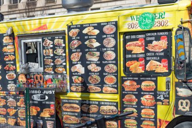 Washington DC 'de yol kenarındaki bir kamyonda yemek reklamı yapan bir yemek kamyonu..