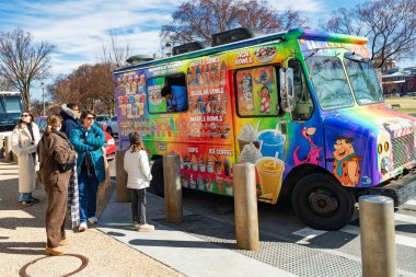 Washington 'daki Smithsonian Ulusal Müzesi' nin önündeki yolda yemek kamyonu ve kostümcüler var..