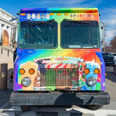 Dondurmalı parlak renkli yemek kamyonu. ön görünüm