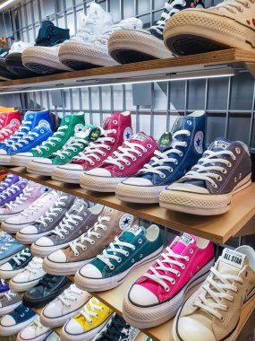 Çeşitli ayakkabılar - mağazadaki raflarda Converse 'in spor ayakkabıları ve ayakkabıları.
