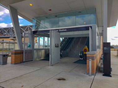 Ashburn 'den Washington DC Silver Line' a. Ashburn, Virginia 'daki yüksek metro istasyonuna giriş.