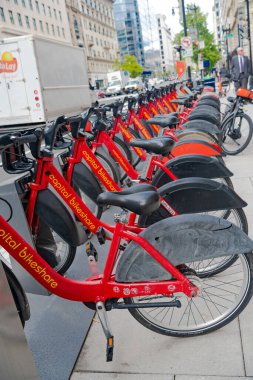 Otoparkta şarjı dolu elektrikli bisikletler var..