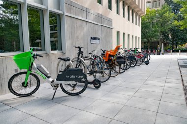 Elektrikli bisiklet. Kiralık ve çevre dostu bir ulaşım aracı..