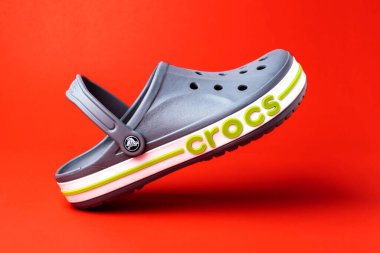 Gri Timsah sandaletleri. Kırmızı arka planda timsah harfleri olan özel bir tasarım.