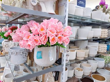 Virginia süpermarketlerinde satılacak yapay çiçekler. Raflardaki vazolarda suni çiçeklerin renkli buketleri..