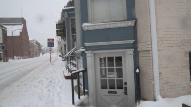 Leesburg, Virginia 'da kar yağışı ve tipiden sonra karla kaplı tarihi sokaklar.