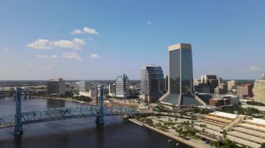 Jacksonville, Florida 'daki kentsel iş bölgesinde yüksek katlı bankalar ve ofis binaları var. Bir İHA 'dan çekim.