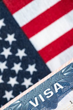 Amerikan bayrağının arka planına karşı Amerika Birleşik Devletleri vizesi. İş ve seyahat belgeleri. Amerikan Elçiliği. Pasaportdaki vize..