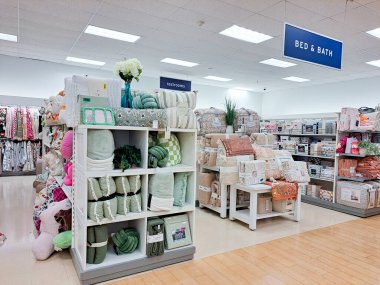 Süpermarkette yastıklı ahşap raflar. Ev eşyaları mağaza raflarında.