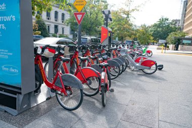 Çevre dostu ulaşım - otoparkta şarj edilen popüler elektrikli bisikletler.