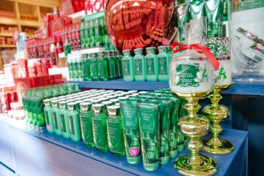 Süpermarket raflarındaki vücut bakımı için kozmetik ve parfümler; 