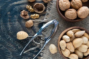 Tahta kaselerde fındık çeşitleri ve çuval bezinde fındık kıracağı. Üst görünüm.