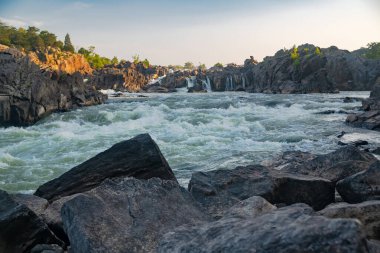 Gün batımında şelaleleri ve akıntıları olan çalkantılı Dağ Nehri.