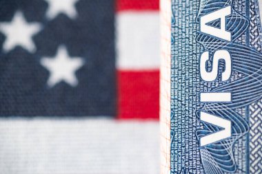 Amerika Birleşik Devletleri bayrağı ve vizesi. Amerika 'ya göç. Amerika 'da tatil. Pasaportdaki vize Amerikan bayrağının arka planına karşıydı..