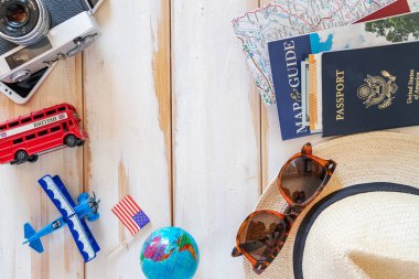 Uçak modelli ve Londra otobüslü kamera. Pasaport ve biletler beyaz tahtalarda. seyahat kavramı,