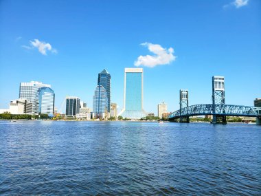 Jacksonville, Florida şehir merkezi. Bay Köprüsü ve rıhtım.