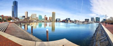 Baltimore, Maryland. Gezinti güvertesi, körfez ve gökdelenler. Panoramik çekim.