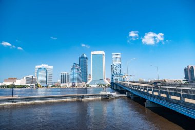 Ana cadde köprüsünden Jacksonville Florida sahil şeridi manzarası.