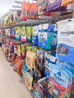 Hayvan malzemeleri, köpek ve kedi maması süpermarket raflarında.