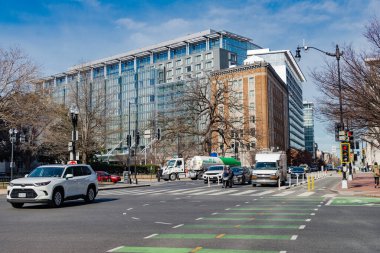 Washington DC 'nin merkezindeki modern binalar. ABD 'nin başkentinde mimarlık ve sokaklar.