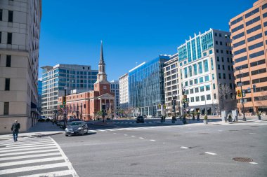Washington DC 'nin merkezindeki modern binalar. ABD 'nin başkentinde mimarlık ve sokaklar.