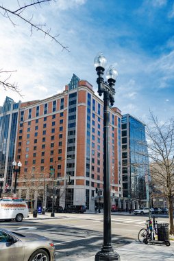 Washington DC şehir merkezindeki kavşaklardaki yüksek binalar..