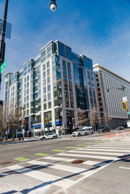 Washington DC şehir merkezinin tarihi binaları. ABD 'nin başkentinde evler ve geniş caddeler mimarisi.