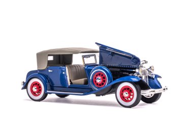 Kaputu açık 1932 model Chrysler Imperial Lebaron. Beyaz arka planda izole edilmiş. Oyuncak modeli.