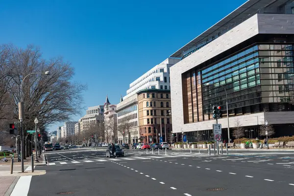 Washington DC 'nin merkezindeki modern binalar. ABD 'nin başkentinde mimarlık ve sokaklar.