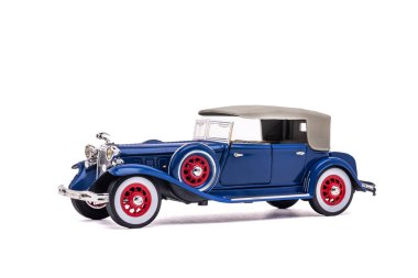 Klasik 1932 Chrysler Imperial Lebaron. Beyaz arka planda izole edilmiş. Oyuncak modeli.