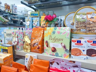 Birçok çeşit kurabiye, çikolata ve tatlıyla sergilenen parlak paketler