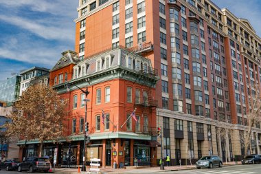 Washington DC şehir merkezindeki kavşaklardaki yüksek binalar..