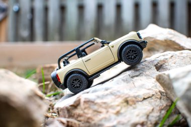 Ford Bronco 4X4 SUV taşların arasında. Oyuncak modeli.