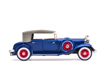 Mavili 1932 model Chrysler Imperial Lebaron. Beyaz arka planda izole edilmiş. Oyuncak modeli.
