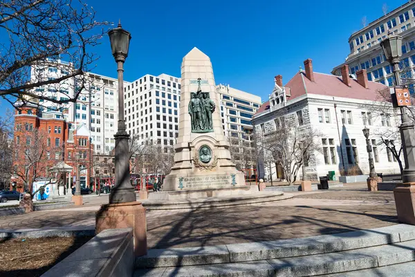 Washington 'un merkezi. Stephenson Anıtı (Cumhuriyet Ordusu) Pennsylvania Bulvarı 'ndaki Ulusal Alışveriş Merkezi ve Anıt Parkları