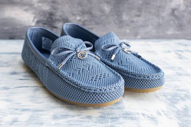 Kadınların rahat ayakkabıları. Düz tabanlı mavi yaz terlikleri