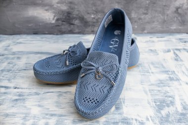 Kadınların rahat paçavra ayakkabıları. Düz tabanlı mavi yaz terlikleri