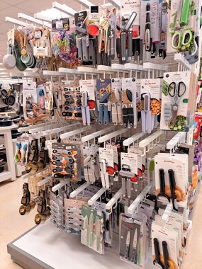 Ev eşyaları bölümündeki bir mağazanın raflarında mutfak aletleri sergileniyor..