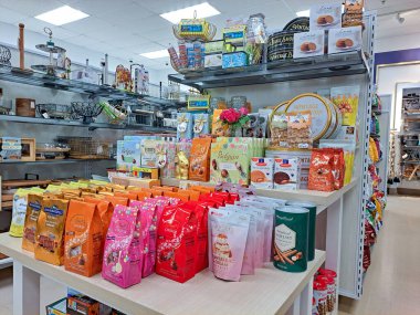 Birçok çeşit kurabiye, çikolata ve tatlıyla sergilenen parlak paketler