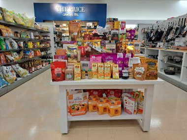 Tezgahın üzerinde parlak renkli paketler halinde çikolata ve şekerler..