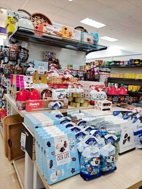 Süpermarket raflarında kutular dolusu şeker ve çikolata..